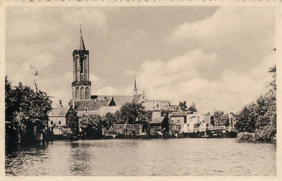 11462 Gezicht over de Vecht op de bebouwing aan de Dorpsstraat/Grutterstraat te Loenen uit het zuiden; met op de ...